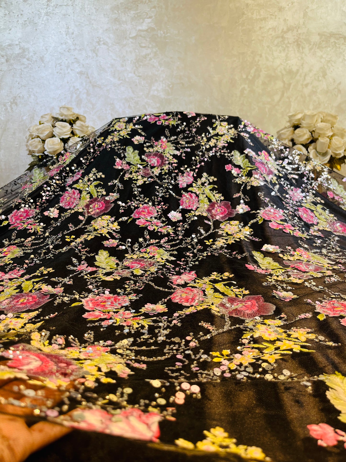 Tissu noir et bege perle