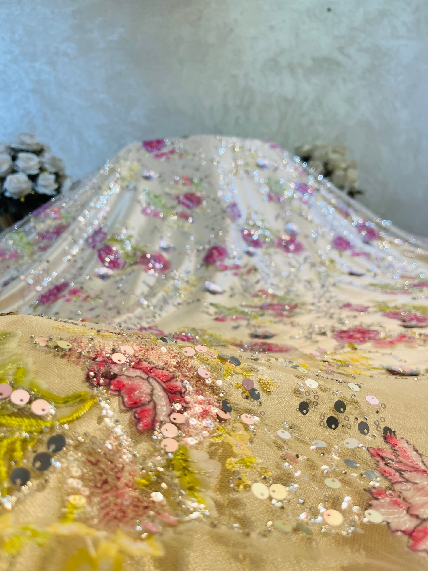 Tissu noir et bege perle